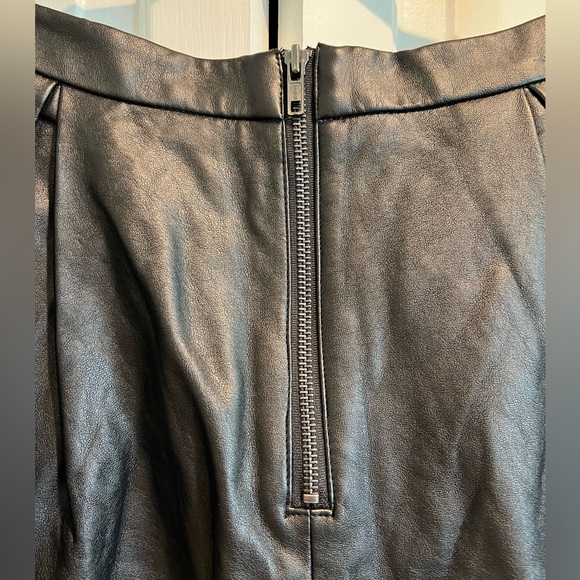 NWT 🖤 FAUX Leather , Lined , Pleated , Mini Skirt with POCKETS! Zipper on Back - Picture 7 of 12